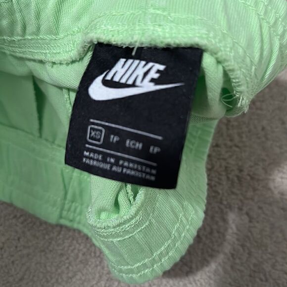 Nike XS yellow short  - Picture 6 of 6